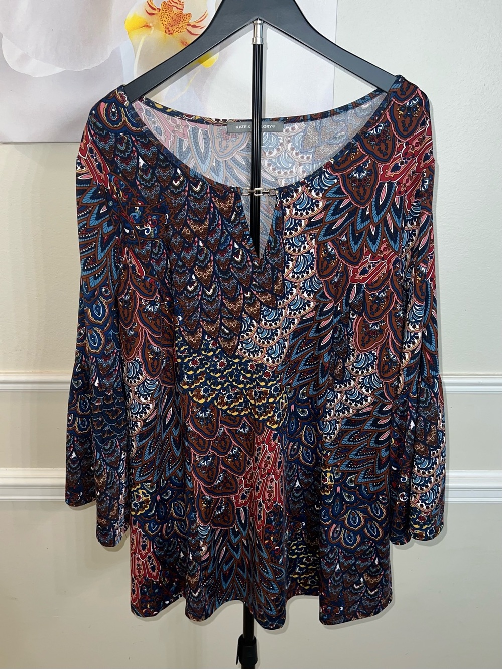 Kate & Mallory Paisley Print Gold Hardware V-Neck 3/4 Bell Sleeves Top! Size 2X.